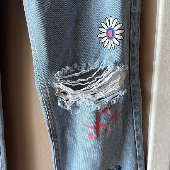 NWT BOOHOO Graffiti Print Ripped Knee Straight Leg Jeans - Picture 9 of 14